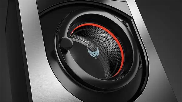 Close-up van een zwarte luidspreker met rode ring rond de woofer